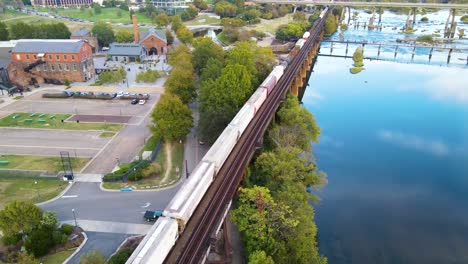 Tren-Que-Viaja-En-La-Pintoresca-Orilla-Del-Río-En-Richmond,-Virginia-|-Vista-Aérea-Panorámica-|-Verano-2021