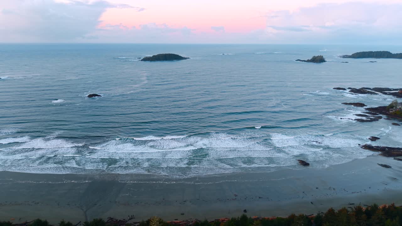 밴쿠버 섬에 있는 토피노의 드론 촬영은 가을의 색, 거친 해안선, 그리고 바다의 파도를 풍경적인 공중 전망으로 보여줍니다.