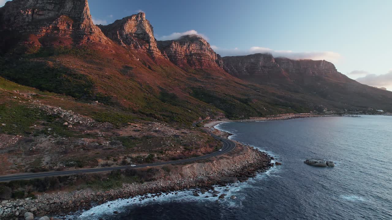 Dodici Apostoli e Victoria Road a Città del Capo, Sudafrica - Ripresa aerea