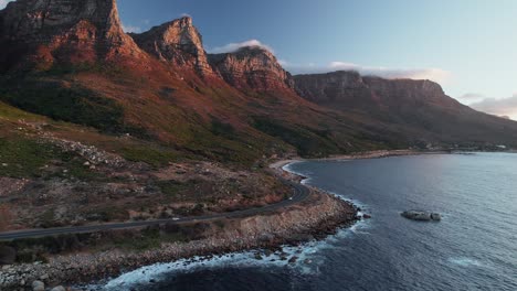 Doce-Apóstoles-Y-Victoria-Road-En-Ciudad-Del-Cabo,-Sudáfrica---Toma-Aérea