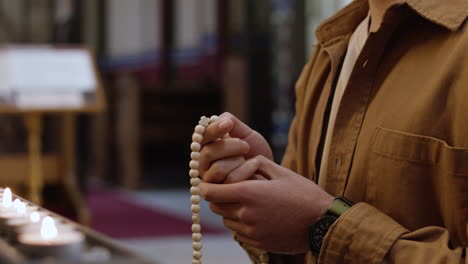 Hombre-Orando-En-La-Iglesia