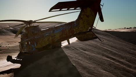viejo helicóptero militar oxidado en el desierto al atardecer