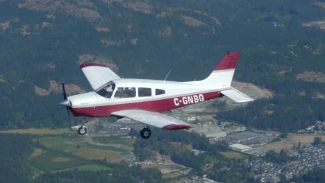 Cerrar-La-Formación-De-Vuelo-Del-Avión-Cherokee-De-Piper-Light