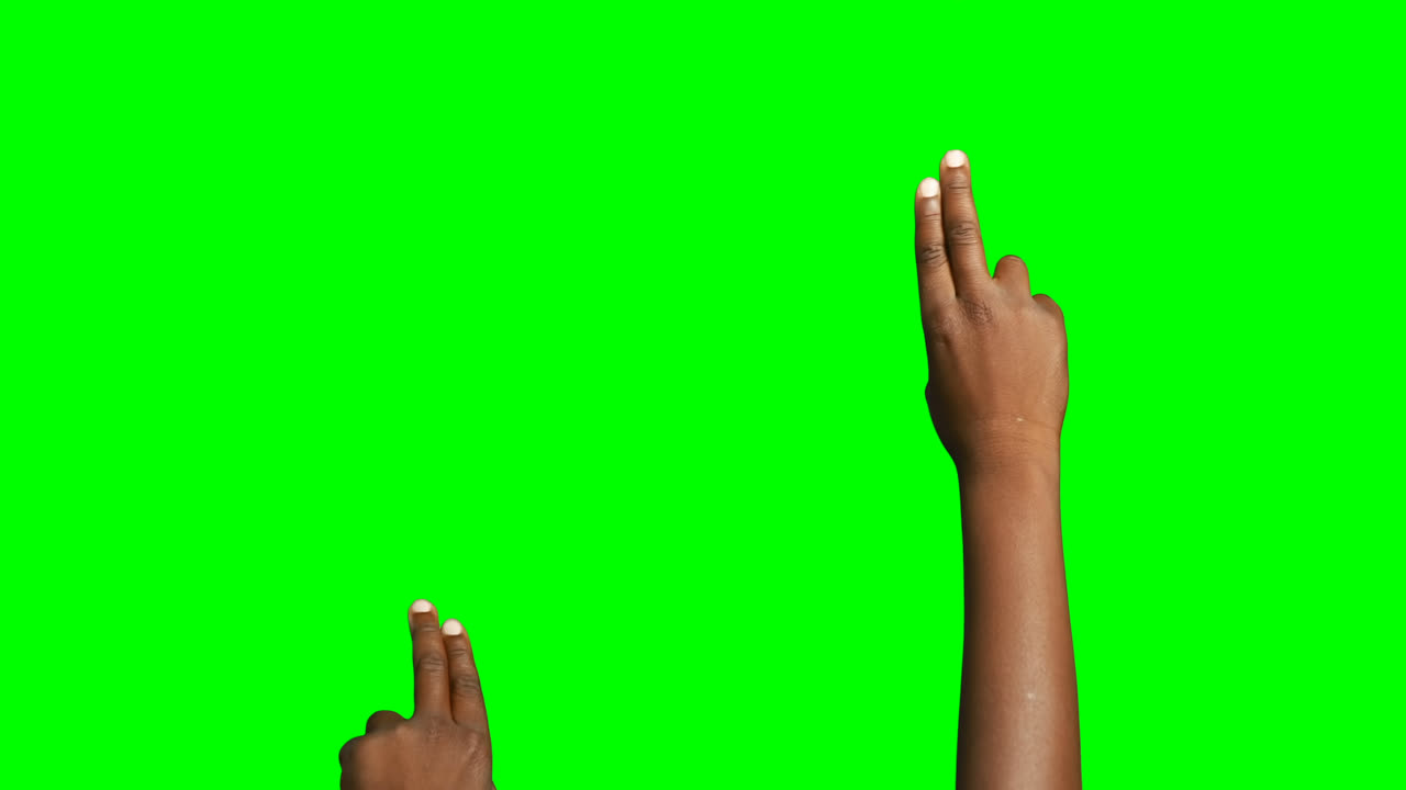Persona che fa un gesto con la mano su sfondo green screen
