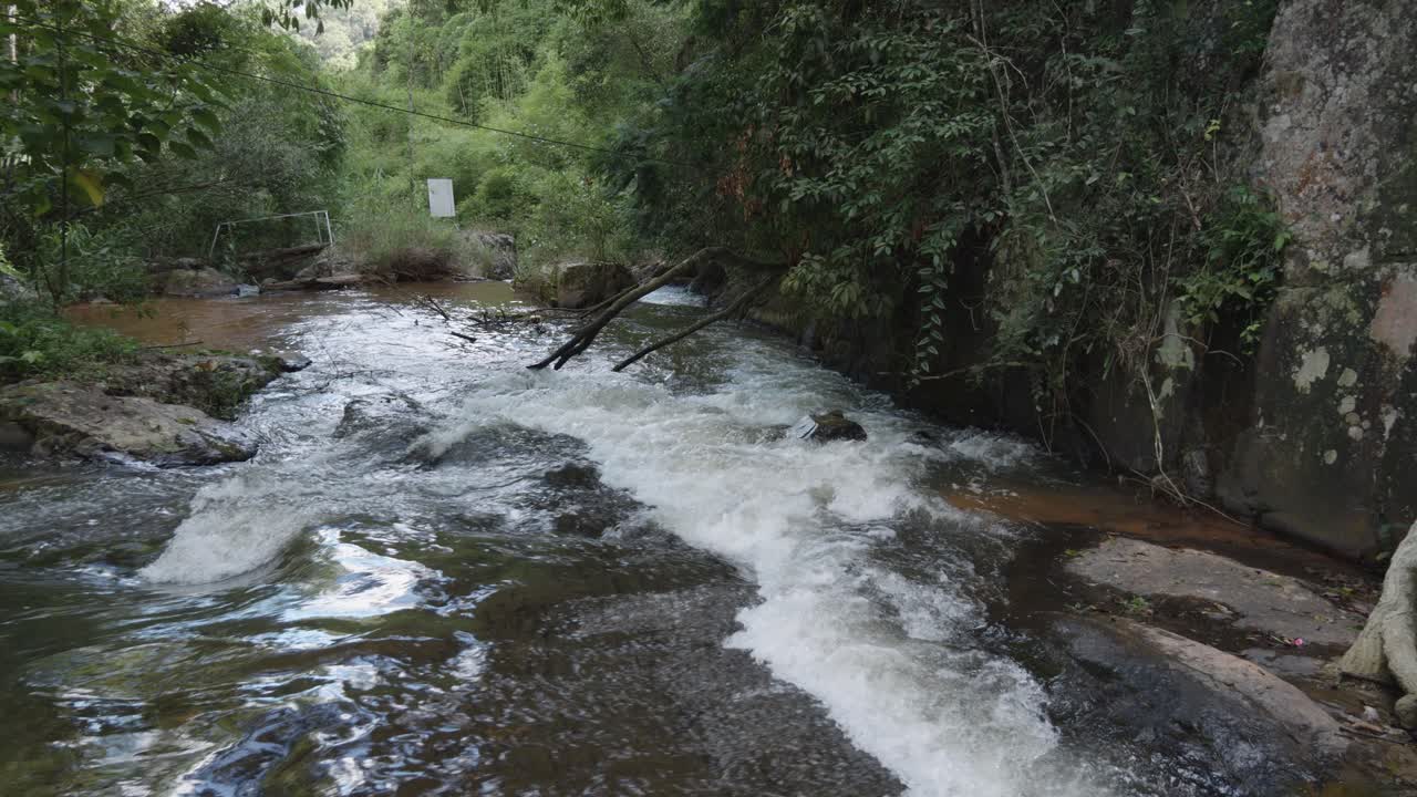 Río de caudal rápido de la Cascada Datanla en Da Lat, Vietnam
