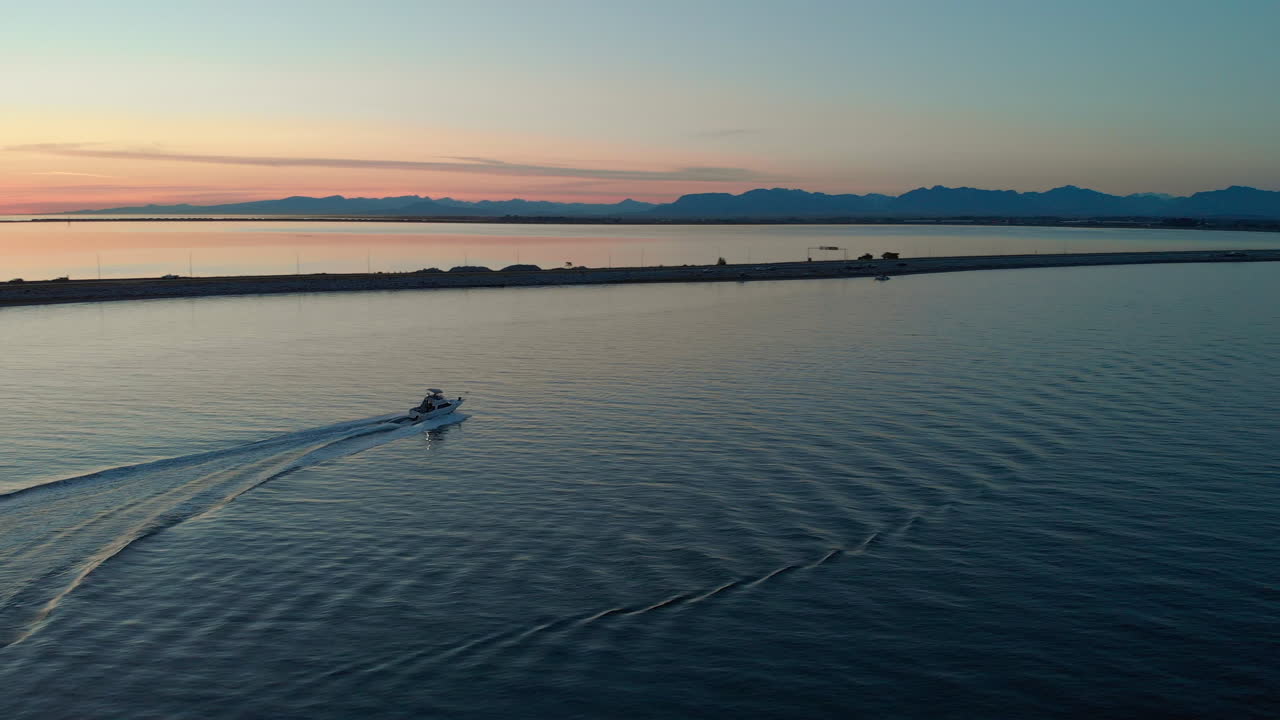 석양을 등지고 배를 따라가는 조감도