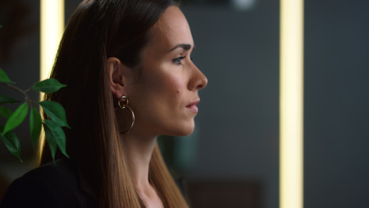 hermosa mujer de negocios posando en la cámara. empleada de pie en la oficina