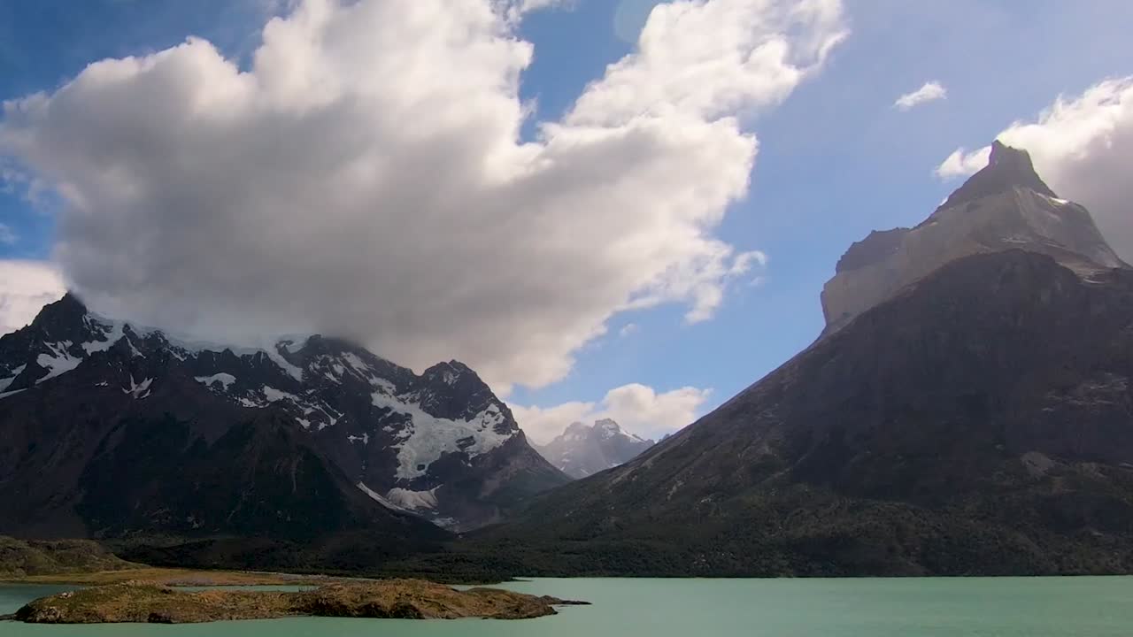 Splendido Paesaggio Lacustre Montano in Patagonia