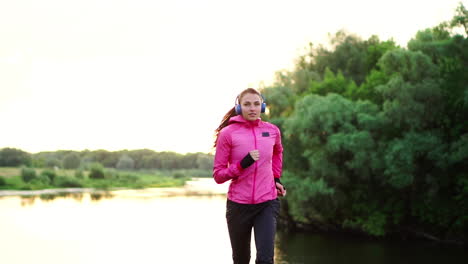 Beim-Morgendlichen-Joggen-Im-Park-Am-Teich-In-Den-Sonnigen-Strahlen-Der-Morgendämmerung-Bereitet-Sich-Das-Mädchen-Auf-Mariano-Und-Einen-Gesunden-Lebensstil-Vor