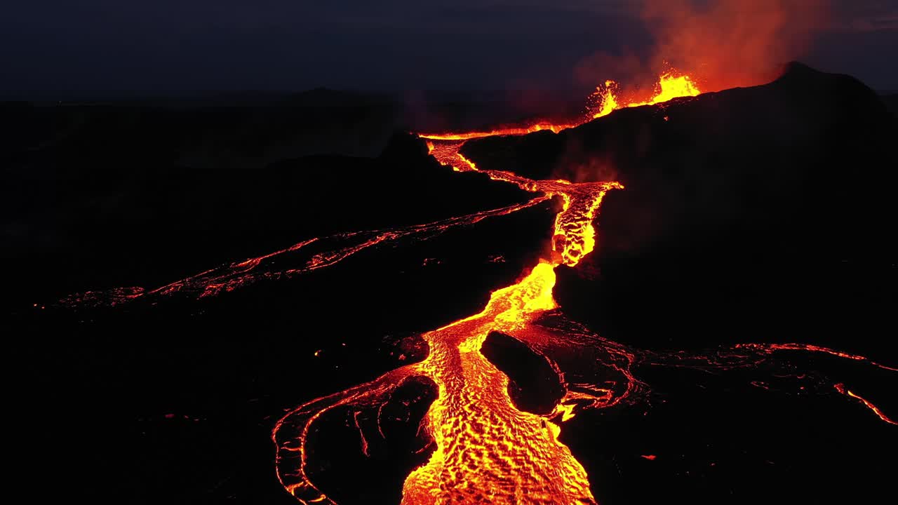 flujo de lava por la noche