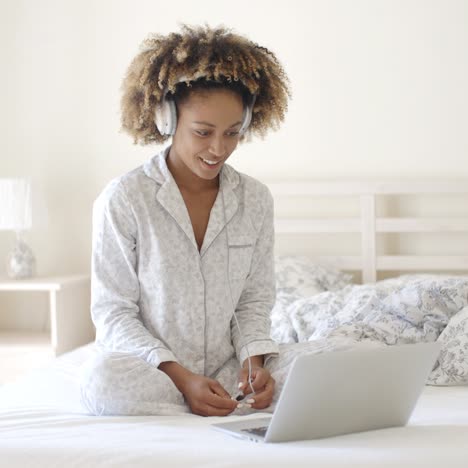 Chica-Con-Auriculares-Escuchando-Música