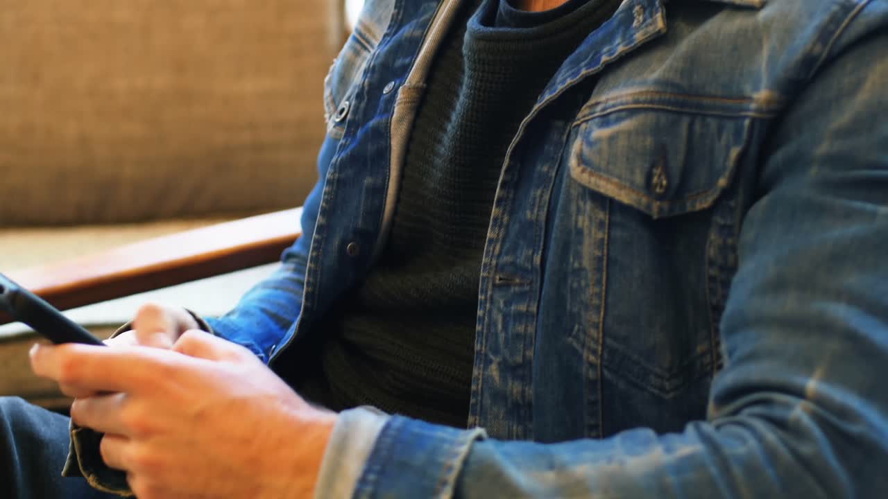 Hombre, usar teléfono móvil