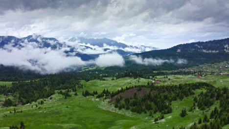 Lapso-De-Tiempo-Del-Dron-Del-Paisaje-Montañoso-De-Verano