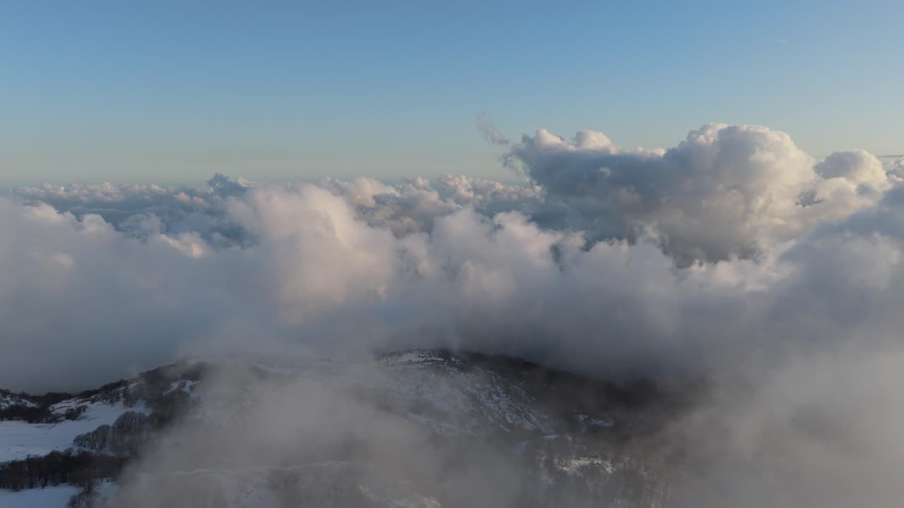 겨울의 산 위의 큰  구름 풍경, 위의 은 하늘