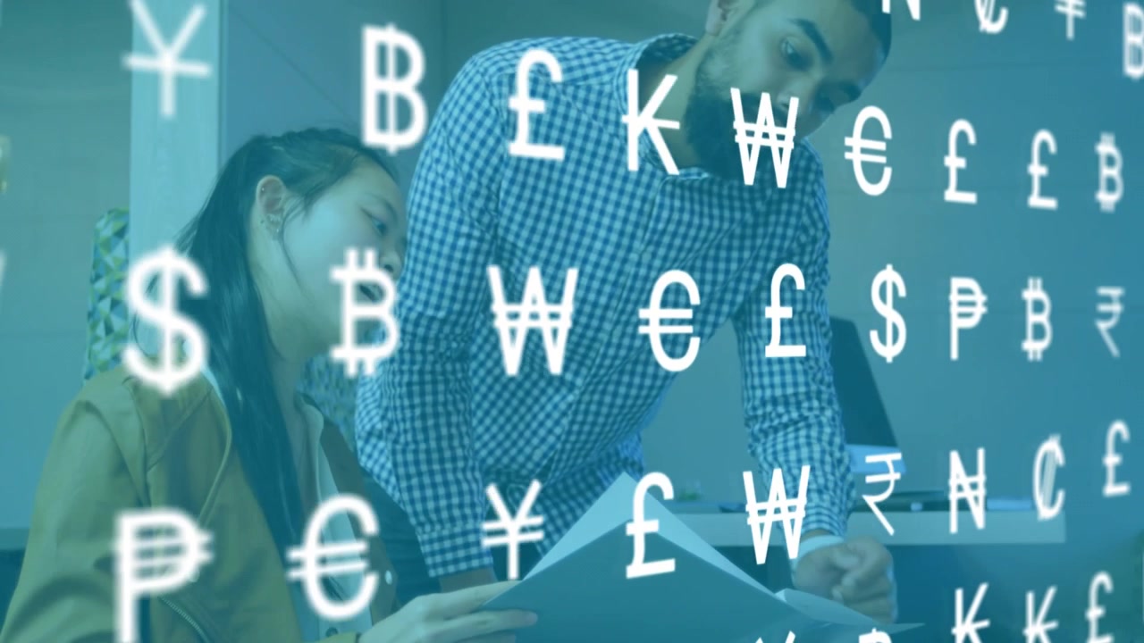 Donna che sfoglia documenti per una revisione finanziaria mentre un collega indica, con simboli di valuta che fluttuano.