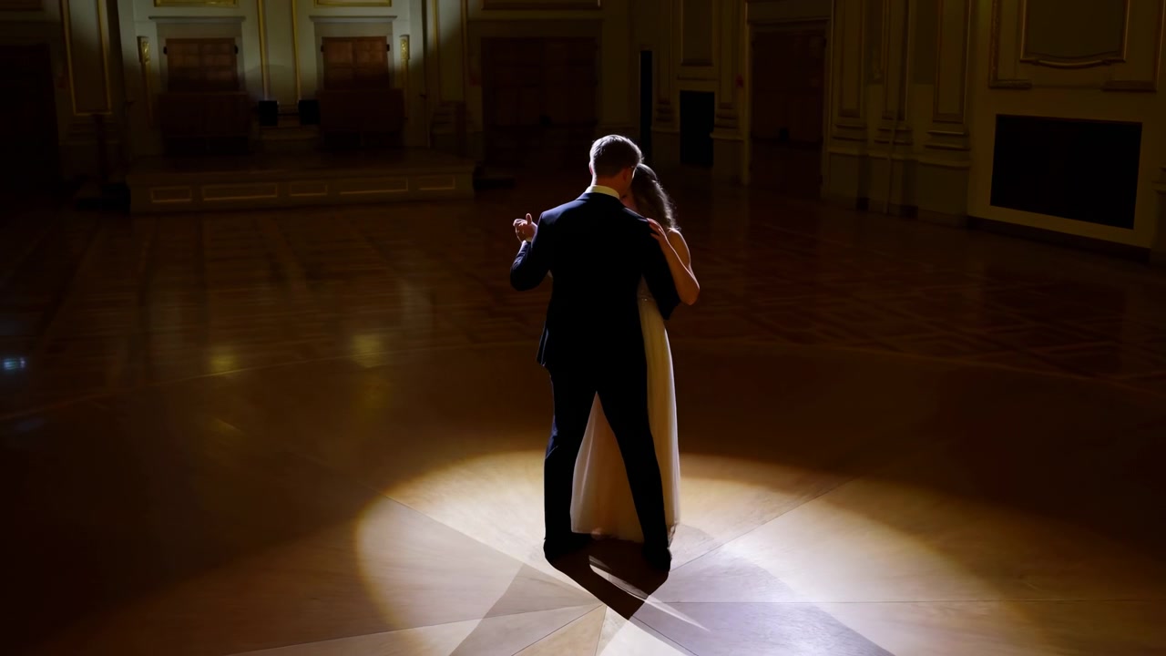 un ballerino energico che si esibisce in uno studio con pavimento in legno e attrezzatura di illuminazione, ambientato su uno sfondo pulito e naturale, i toni marroni e bianchi creano un'estetica visivamente accattivante