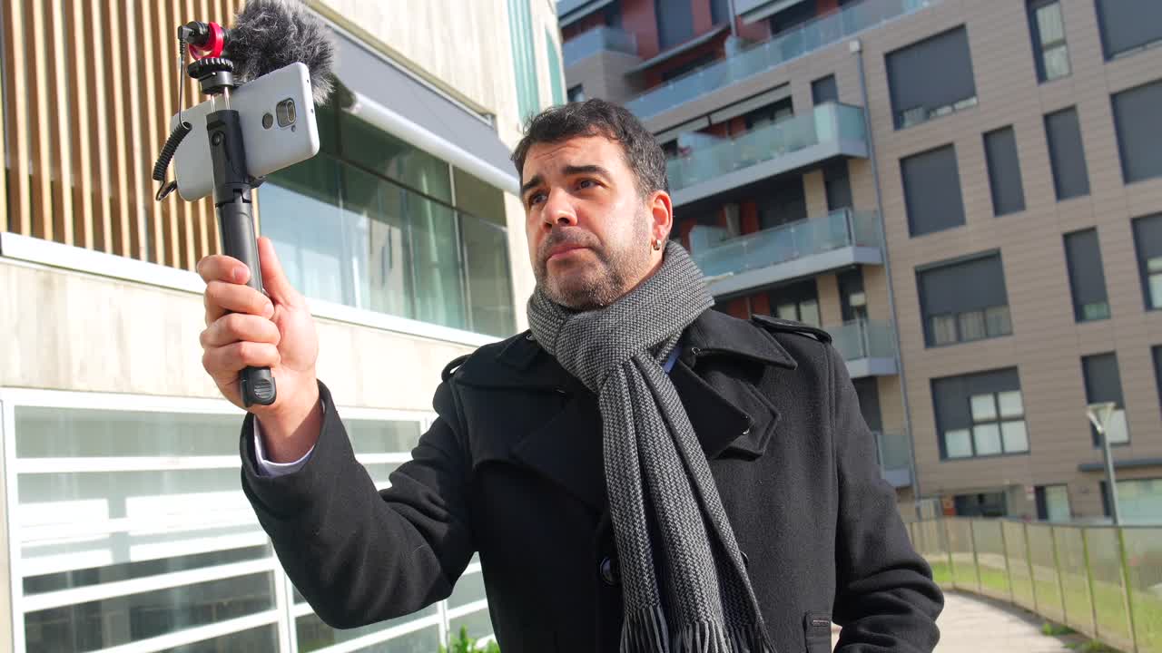 Uomo che fa vlog all'aperto