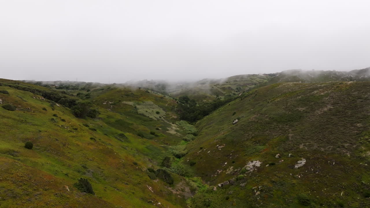 안개가 가득한 산 계곡 풍경