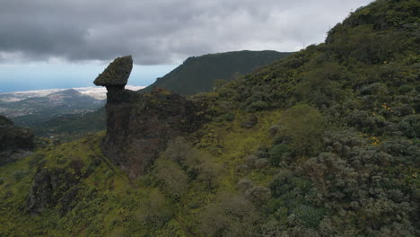 Fantástica-Toma-Aérea-En-órbita-Del-Roque-De-La-Vela-En-La-Isla-De-Gran-Canaria,-En-La-Ciudad-De-Valsequillo