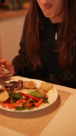 mujer comiendo una comida