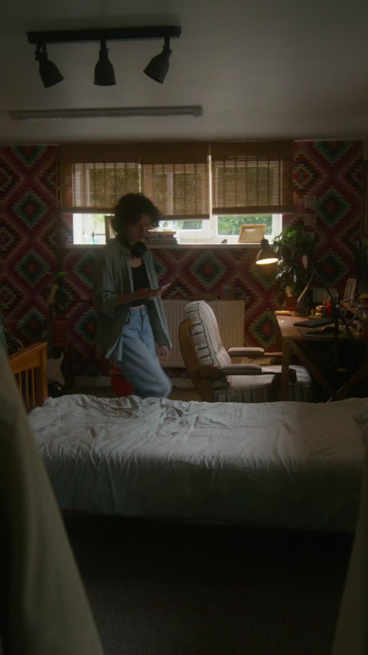 레트로 침실에서 침대에 앉아 있는 여자