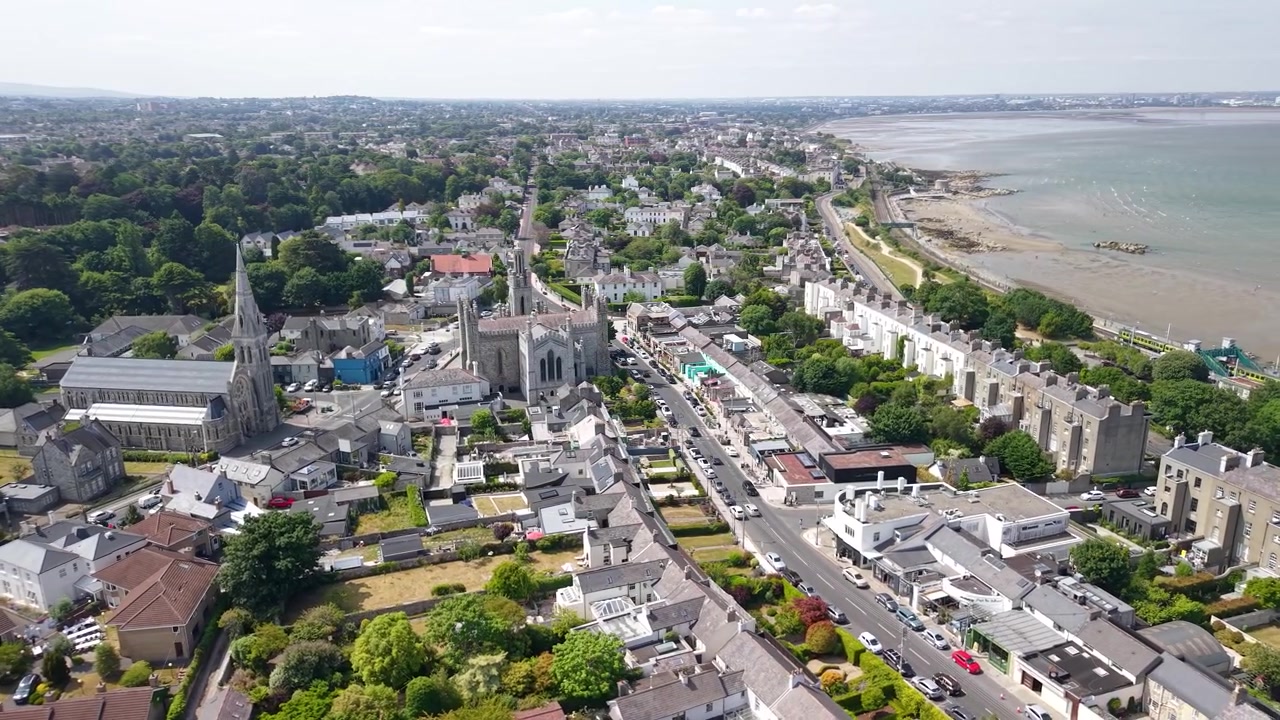 Panoramica aerea suggestiva di Monkstown verso la città di Dublino, città storica costiera. Irlanda.