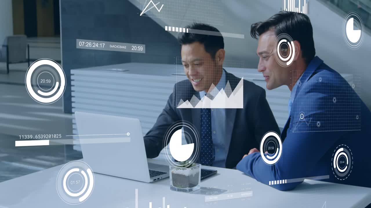 두 명의 다양한 사업가들이 사무실에서 노트북으로 토론하는 것에 대한 통계 데이터 처리의 명화