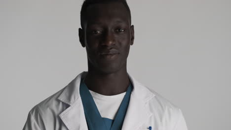 el doctor afroamericano en el fondo gris.
