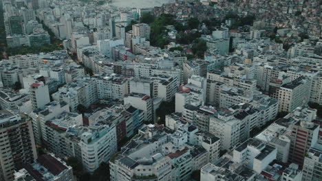 Drohnenaufnahme-Der-Skylines-Des-Bezirks-Ipanema,-überfüllt-Und-Bevölkerungsdichte,-Rio-De-Janeiro