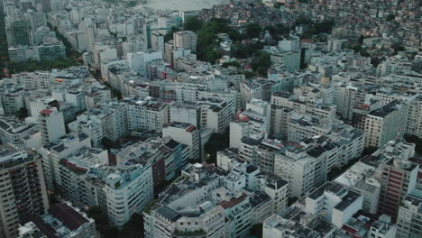 리오데자네이루의 이파네마 지역 스카이라인의 무인 항공기 촬영, 과밀한 인구 밀도