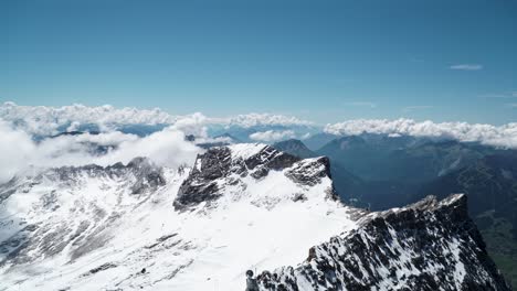 Zeitraffer-Des-Schneebedeckten-Gebirgspanoramas-Unter-Blauem-Himmel-Mit-Wolken