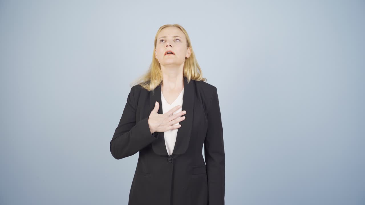 비즈니스 여자가 호흡곤란을 겪고 있습니다.