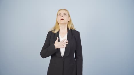 mujer de negocios experimentando dificultad para respirar.