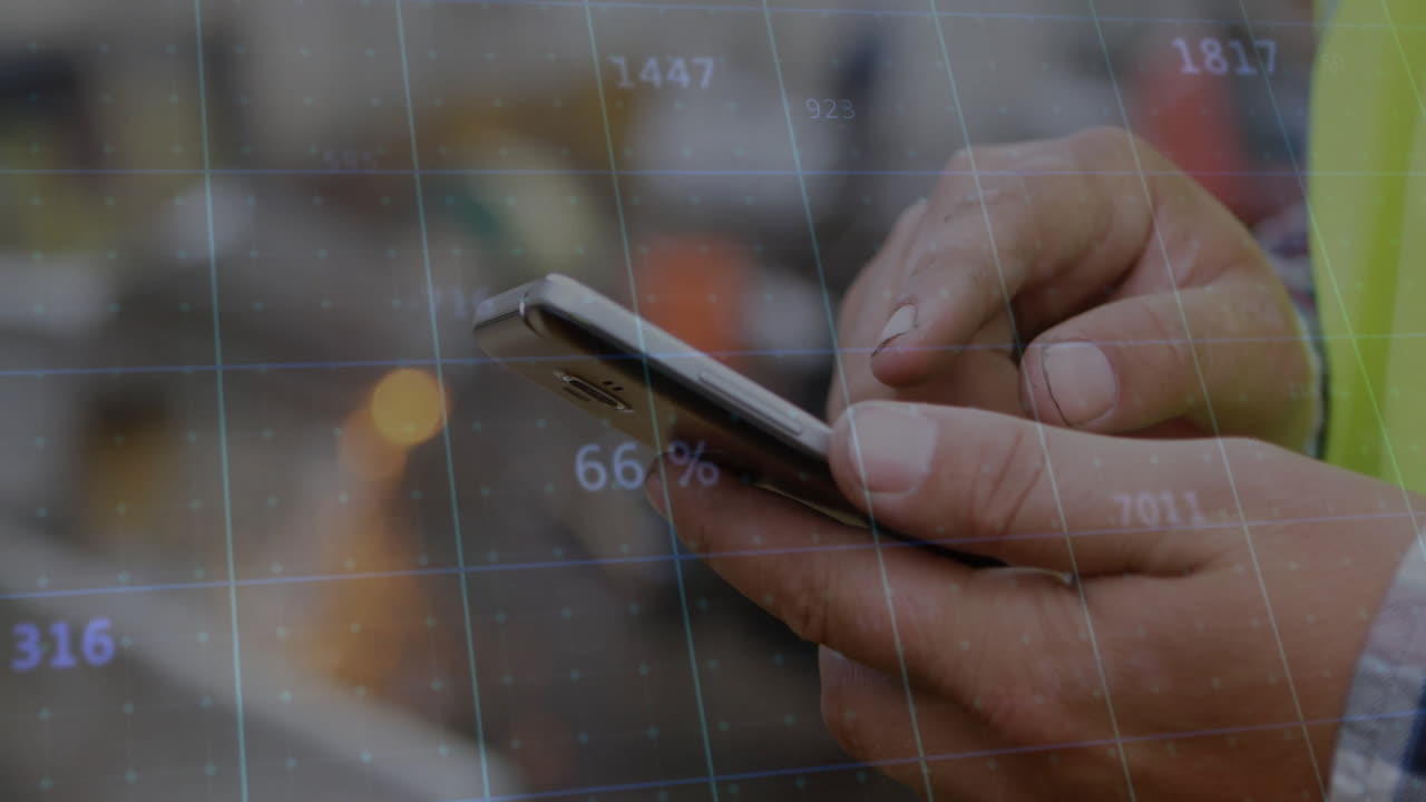 animación del procesamiento de datos sobre un hombre biracial usando un teléfono inteligente