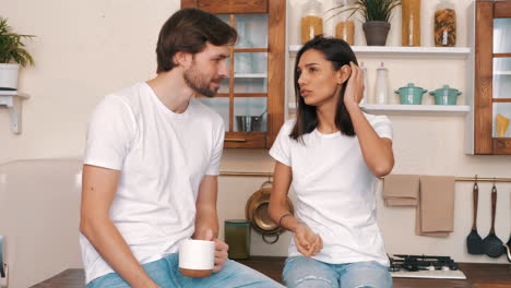 pareja en la conversación de la cocina
