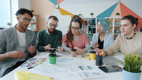 equipo de lluvia de ideas para el diseño de aplicaciones móviles