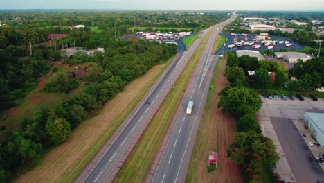 Semirremolques-Camioneros-Cerca-De-George-N-Craig-Travel-Plaza-Y-Parada-De-Camiones-Henry-Schricker-En-Elkhart-Indiana