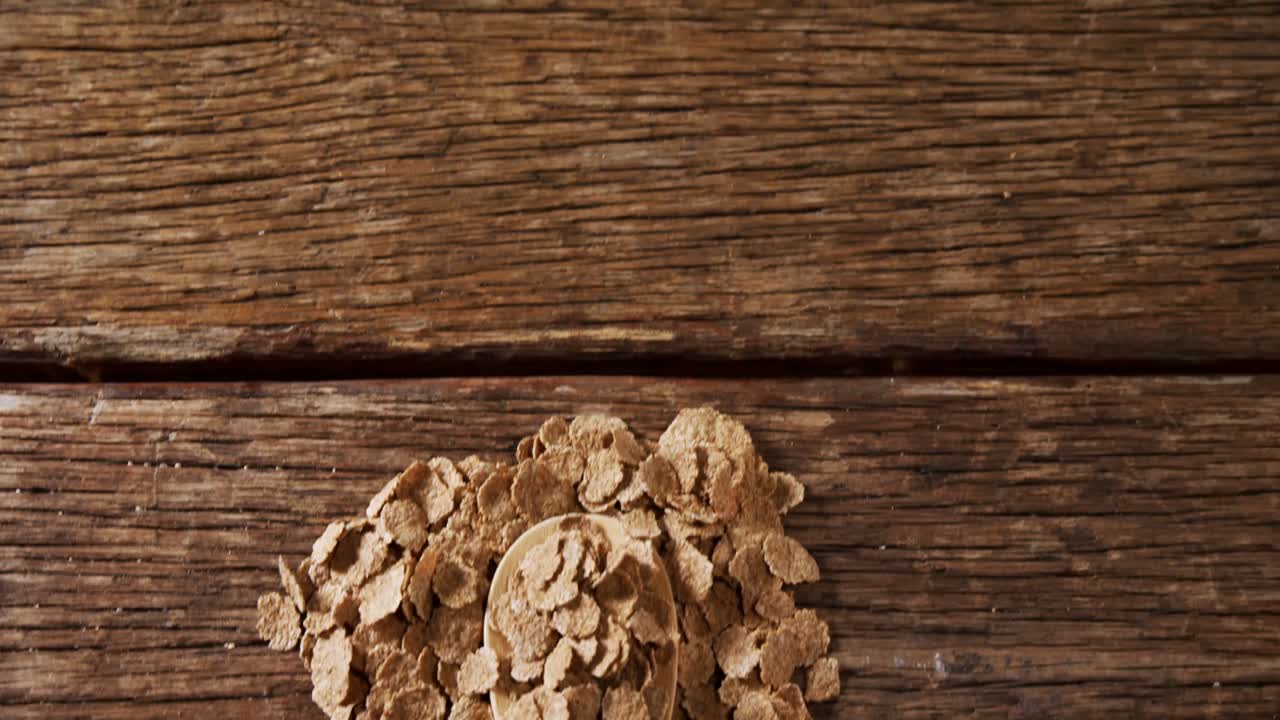 escamas de chocolate esparcidas de la cuchara 4k