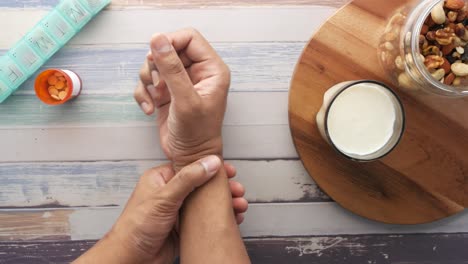 dolor en la muñeca con alimentos y medicamentos saludables
