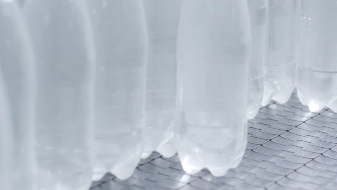 현대 음료 공장 에서 음료 물 병 을 담은 컨베이어 벨트