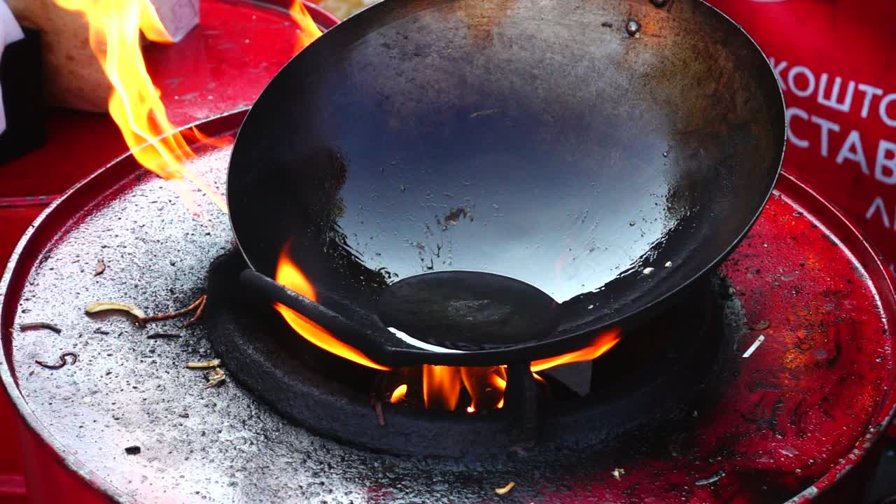 Asiatisk køkken. Madlavning i en wokpande. Slow motion