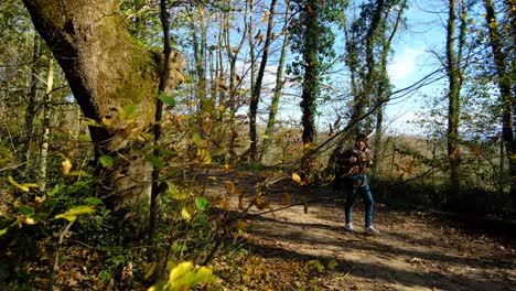 hombre mochila bosque de otoño