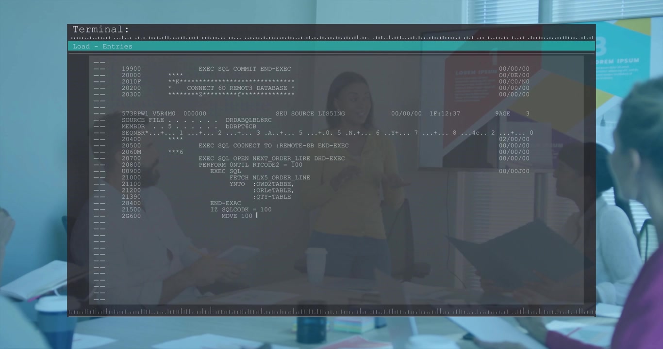 Presentatør gestikulerer mot lysbilde som viser et gjennomsiktig terminaloverlegg med rullende SQL for forretningsteam