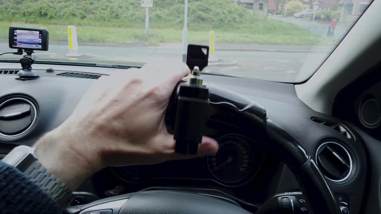 자동차 도난 방지에 도움이 되는 보안 잠금 장치로 자동차 스티어링 휠 잠그기