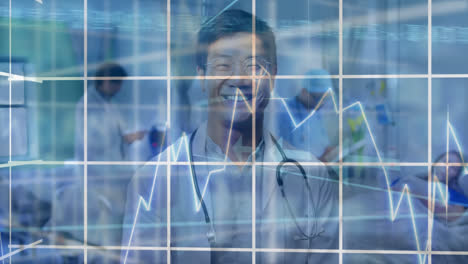 procesamiento de datos médicos contra el médico hombre sonriendo en el hospital