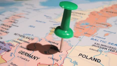 alemania - concepto de viaje con un alfiler verde en el mapa del mundo. el punto de ubicación en el mapa apunta a berlín, la capital de alemania.
