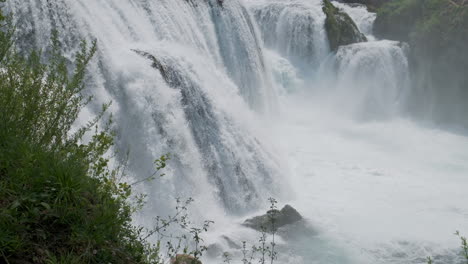 Una-Cascada-Con-Una-Gran-Cantidad-De-Agua-En-Un-Río-De-Montaña-Limpio-Y-Salvaje