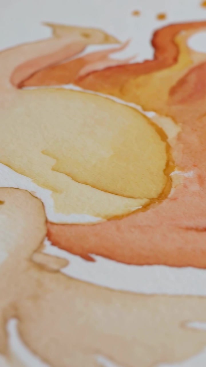 Vertikales Video: Schwenkende Kamera enthüllt mehr von goldener Sonne und orangefarbenen Flammenstrichen auf rauem Papier.