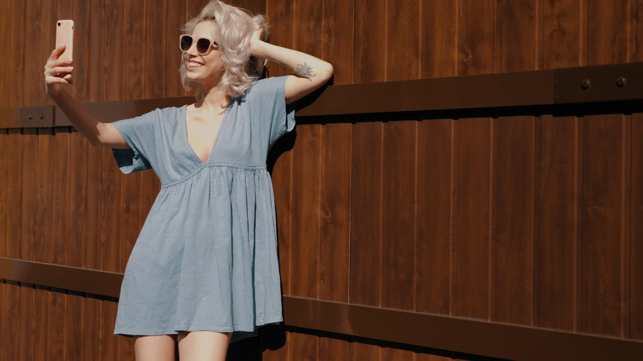 mujer tomando una selfie al aire libre