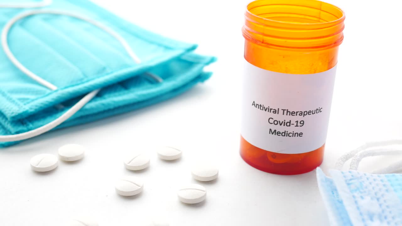 항바이러스 코로나19 의약품과 얼굴 마스크